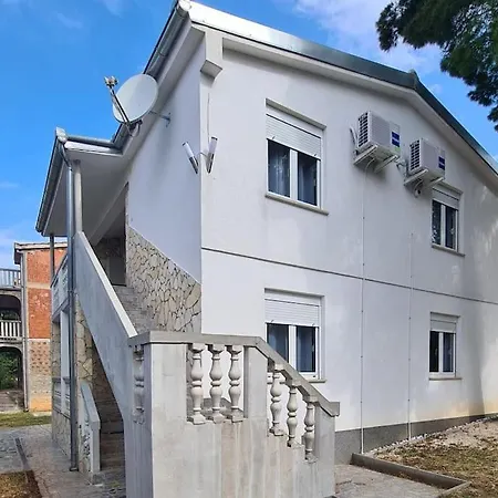 Lana, 40 Metara Do Mora, Seline