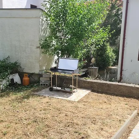 Lana, 40 Metara Do Mora,