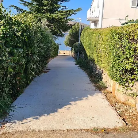 Lana, 40 Metara Do Mora,