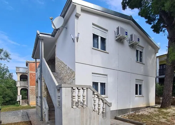 Lana, 40 Metara Do Mora, Seline