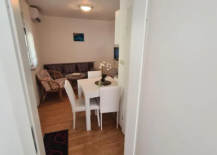 Lana, 40 Metara Do Mora, *