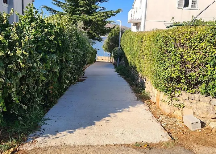 Lana, 40 Metara Do Mora,